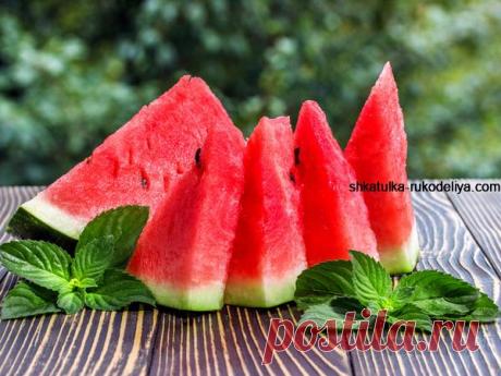 Рецепты косметики из арбуза своими руками Откройте для себя летнюю косметику из арбуза!Арбуз содержит витамины B1, B2, C и такие минералы , как: калий, кальций, хлор, натрий, серу, магний, фосфор, железо и мед…