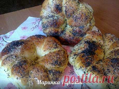 ВАНИЛЬНЫЕ БУЛОЧКИ С КАРДАМОНОМ И МАКОМ     
(авторский рецепт)
автор [id164234078|Марина Гармаш]

У меня, наконец, появился ещё один прекрасный рецептик. Придумала его сама, неоднократно приготовив спешу поделится. Тесто настолько универсально, с него можно готовить и рулеты и булочки. С одной порции выходит три рулета.

Всё очень легко, справится даже неопытная хозяйка.

200 мл теплой воды
3 ст.л сахара
1 п. ванильного сахара
0,5 ч.л. соли
25 гр. сырых дрожжей
2 яйца
0,5 ...