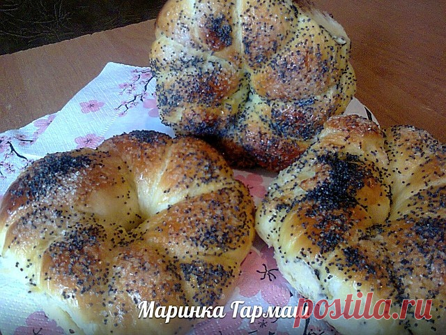 ВАНИЛЬНЫЕ БУЛОЧКИ С КАРДАМОНОМ И МАКОМ     
(авторский рецепт)
автор [id164234078|Марина Гармаш]

У меня, наконец, появился ещё один прекрасный рецептик. Придумала его сама, неоднократно приготовив спешу поделится. Тесто настолько универсально, с него можно готовить и рулеты и булочки. С одной порции выходит три рулета.

Всё очень легко, справится даже неопытная хозяйка.

200 мл теплой воды
3 ст.л сахара
1 п. ванильного сахара
0,5 ч.л. соли
25 гр. сырых дрожжей
2 яйца
0,5 ...