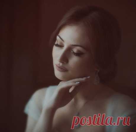 .............................................
Столько света в тебе и нежности,
 Как тепла у вечернего солнца,
 И вуалью беззвучной неспешности
 Твой покой во мне отзовется.
 Улыбаюсь твоей невесомости.
 В эти полные жизни минуты
 В моих чувствах ни капли пошлости,
 И в тебя мое счастье укутано.
 Вновь в глазах твоих чудо мелькает,
 Я в тебе утопаю как в омуте.
 Еле слышно любовь витает
 В белоснежно-прозрачной комнате.