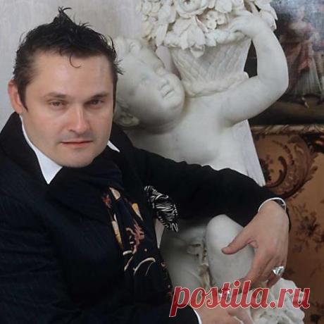 Моя биография. Париж, 1994 год. Архивные данные - моя биография на 1994 год, найденная в архиве на даче в Оверни, Франция.  АЛЕКСАНДР АЛЕКСАНДРОВИЧ ВАСИЛЬЕВ родился 8 декабря 1958 года в Москве в известной театральной семье. Его Отец, Народный художник России, член корреспондент Академии Художеств, Александр Павлович Васильев (1911 - 1990) прославился как талантливый живописец и создатель декораций и костюмов к более чем 300 постановкам на отечественной и иностранной сцене...