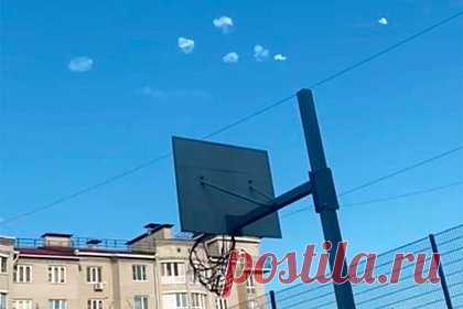 Появились кадры со следами многократного срабатывания ПВО над Белгородом. Очевидцы показали кадры со следами многократного срабатывания системы противовоздушной обороны (ПВО) в Белгороде. На фотографии видно, что в небе над городом после срабатывания ПВО остались несколько следов, располагающихся рядом друг с другом. «Работа ПВО продолжается!» — подписал снимок автор.