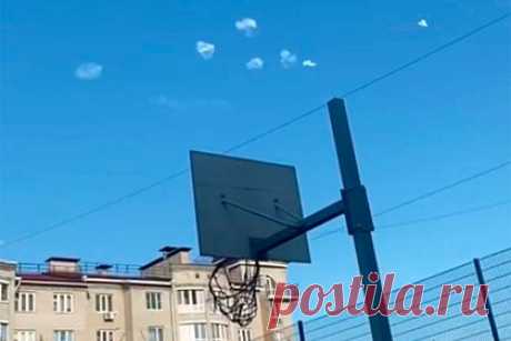 Появились кадры со следами многократного срабатывания ПВО над Белгородом. Очевидцы показали кадры со следами многократного срабатывания системы противовоздушной обороны (ПВО) в Белгороде. На фотографии видно, что в небе над городом после срабатывания ПВО остались несколько следов, располагающихся рядом друг с другом. «Работа ПВО продолжается!» — подписал снимок автор.