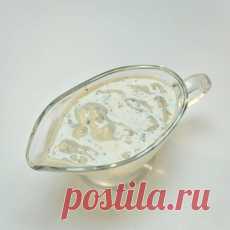 Соус хайдари  Очищаем чеснок, мелко нарубаем, перетираем с солью в пасту и смешиваем с йогуртом.