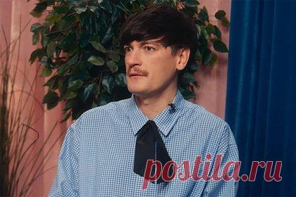 Комик из «Вечернего Урганта» рассказал о постыдной ситуации с певицей Рианной. Популярный российский комик Александр Гудков рассказал о постыдном поступке по отношению к певице Рианне. По словам шоумена, ситуация произошла в 2022 году. Тогда он выступал лицом бренда Gucci, и компания отправила его на модный показ. На него были приглашены звезды мирового уровня, включая Рианну.