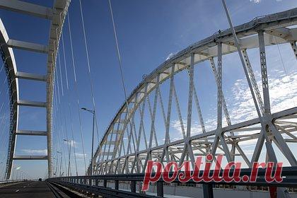 Стало известно о погибших в результате ЧП на Крымском мосту. Как минимум два человека погибли в результате падения пролета Крымского моста, еще один пострадал. Ранее глава Крыма Сергей Аксенов сообщил, что на Крымском мосту остановлено движение из-за ЧП. По его словам, на мосту «произошло чрезвычайное происшествие в районе 145-й опоры со стороны Краснодарского края».