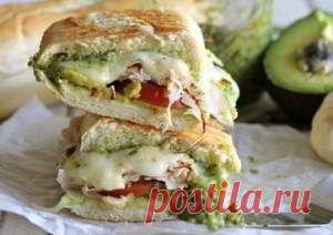 Бутерброд с тунцом, сельдереем, укропом и красным луком