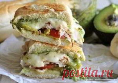 Бутерброд с тунцом, сельдереем, укропом и красным луком