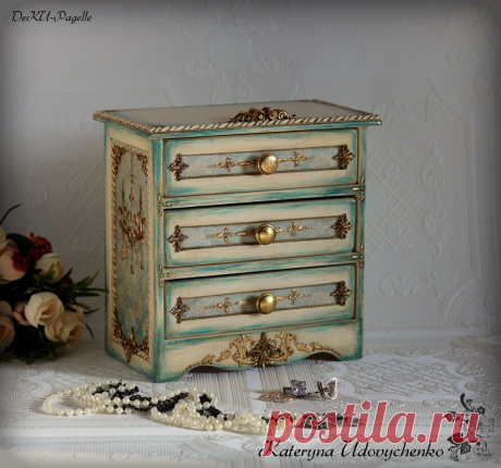 Мини-комод "Версаче". Заготовка - фанера. Техники: декупаж, лепнина, объемное трафаретирование, золочение, лессировка, патинирование. Внутри - оббивка мягкой тканью.