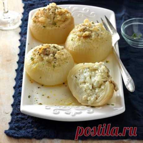 👌 Фаршированный лук - необычная закуска к застолью, рецепты с фото Фаршированный лук — это восхитительная закуска для любого застолья. Да, это не самый бюджетный вариант, но он настолько вкусный, что и потратиться не жалко. Голубой сыр можно взять...