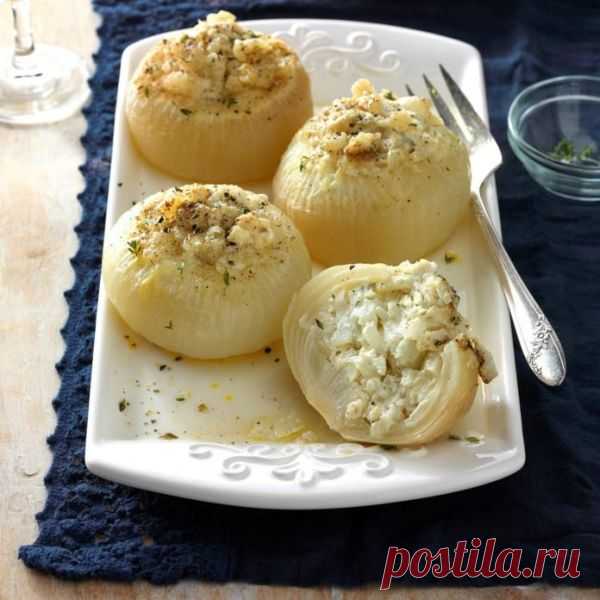 👌 Фаршированный лук - необычная закуска к застолью, рецепты с фото Фаршированный лук — это восхитительная закуска для любого застолья. Да, это не самый бюджетный вариант, но он настолько вкусный, что и потратиться не жалко. Голубой сыр можно взять...