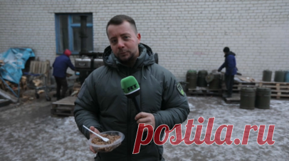«Очень вкусно!»: российские военные готовят кашу для жителей Лисичанска. Военный корреспондент RT DE Иван Полянский побывал в Лисичанске и посмотрел на работу полевой кухни для нуждающихся. Боец с позывным Волчонок рассказал, что город постоянно находится под обстрелами и не у всех есть возможность приготовить себе еду. Жители очень благодарны военным и ждут их приезда каждый день. Читать далее