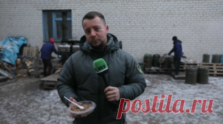 «Очень вкусно!»: российские военные готовят кашу для жителей Лисичанска. Военный корреспондент RT DE Иван Полянский побывал в Лисичанске и посмотрел на работу полевой кухни для нуждающихся. Боец с позывным Волчонок рассказал, что город постоянно находится под обстрелами и не у всех есть возможность приготовить себе еду. Жители очень благодарны военным и ждут их приезда каждый день. Читать далее