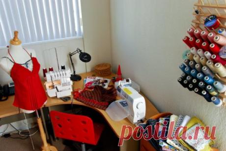 #дляРУКОДЕЛИЯ
Рекомендации по выбору швейной машинки
Швейная машинка - это серьезная покупка. Подобные вещи покупаются на долгий срок. Перед покупкой нужно четко определится, что именно Вам нужно. Швейные машинки сильно отличаются по набору функций, производителям и еще множеству факторов.
Покупка швейной машинки может стать хорошим вложением денег, поэтому необходимо твердо решить, что именно Вы от нее хотите, и выбрать соответствующую. Проблема в том, какая машина нужна именно Вам?
Если у В