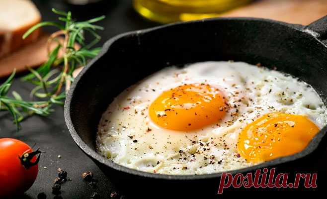 Яичница с солеными огурцами и сыром. Да, это невероятно вкусно и быстро!