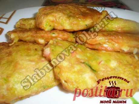 Оладьи из кабачков с крабовыми палочками, это вкусно, сытно, полезно и очень быстро. Отличный завтрак вам обеспечен. Готовим вместе.