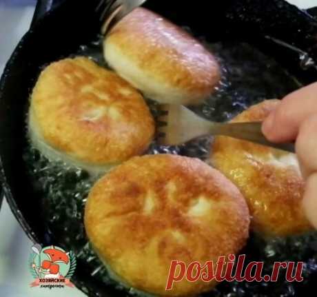 Потрясающе вкусные постные беляши.

Просеянная мука - 450 г
Соль - 1 ч ложка
Сахар - 1 ст ложка
Дрожжи - 1 пакетик (7 г)
Тёплая кипяченая вода - 300 г
Растительное масло - 3 ст ложки (30 г)
Водка - 1 ст ложка (10 г)
Лук - 2 большие шт
Соль, перец, специи - по вкусу

В чашу миксера высыпаем все сухие ингредиенты (мука, соль, сахар, дрожжи) и перемешиваем
Добавляем жидкие ингредиенты (воду, растительное масло, водку)
Вымешиваем тесто с помощью миксера в течение 6 - 7 минут (...