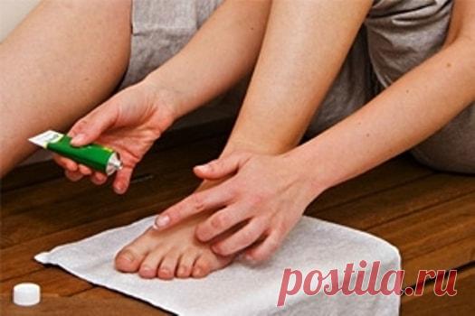 Эффективные средства от грибка ногтей на ногах
Против грибка ногтей на ногах дерматолог может выписать Клотримазол. ... Сильное средство от ногтевого грибка с активным компонентом тербинофином. Гель влияет на биосинтез стеаринов в мембране вредоносного микроорганизма и тем самым уничтожает его