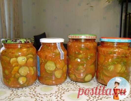 ОГУРЦЫ В ЗАЛИВКЕ
2 кг помидор
2 головки чеснока
300 гр болгарского перца
Все это прокрутить через мясорубку, добавить 150 гр сахара, 2ст. ложки соли, 1 стакан раст.масла,поставить варить.
После закипания варить 10 мин. через 10 мин добавить 3 кг огурцов нарезанные кольцами и еще варить 10 мин.
Затем добавить 1 ст.ложку уксусной эссенции (70%ной) и варить еще 5 мин.
Разложить в банки и закатать.