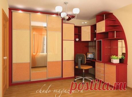 Большой шкаф-купе с компьютерным столом и тумбами по своим размерам. В интернет-магазине в Москве.