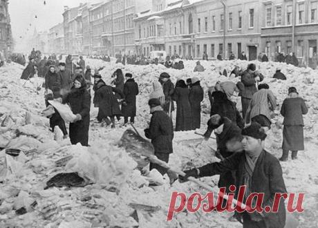 История блокадного Ленинграда в фотографиях 27 января 1944 года, в результате операции «Январский гром» была полностью снята блокада Ленинграда, длившаяся 900 дней. В результате голода, сильных морозов и бомбежек в блокадном Ленинграде по разным данным погибло от 400 тысяч до 1,5 миллионов человек. Эти снимки были сделаны в осажденном гитлеровцами городе.