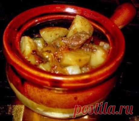Готовим в горшочках: мясо с картофелем и овощами
1. Готовим поджарку из лука, болгарского перца, помидоров и чеснока. Добавив немного горячей воды, тушим еще минут 15. Не забываем все заправить специями (по вкусу). Нарезаем не крупными кусочками картофель и мясо, укладываем в горшочки и заливаем нашей подливой. Если мясо слишком постное, на дно горшочков можно положить какой-нибудь жир, например, куриный.
2. Разогреваем духовку до 180°-200°С и отправляем в нее горшочки. Пр...