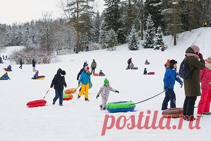 Подросток погиб при неудачном спуске на тюбинге. 15-летний подросток погиб, врезавшись в дерево во время спуска на тюбинге с необорудованного склона. Об этом сообщает прокуратура Москвы. Инцидент произошел в 21:00 на Каширском шоссе. Отмечается, что от полученных травм юноша скончался на месте. Нагатинская межрайонная прокуратура начала проверку.