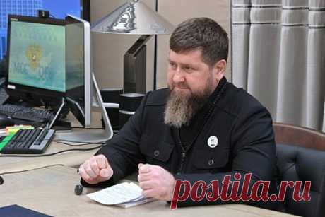 Кадыров осмотрел трофейную технику НАТО. Глава Чечни Рамзан Кадыров побывал на базе тренировочного центра спецподразделения СОБР «Ахмат» и осмотрел образцы трофейной техники стран НАТО, которая была отбита во время боев на Украине. Он отметил, что в ходе поездки проверил готовность личного состава. «Увиденным я остался доволен», — рассказал Кадыров.