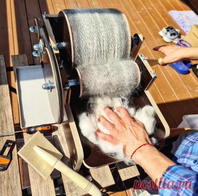 Мама купила необычную машинку для того, чтобы превращать собачью шерсть в удобный материал для творчества. Как работает кардер | Рекомендательная система Пульс Mail.ru