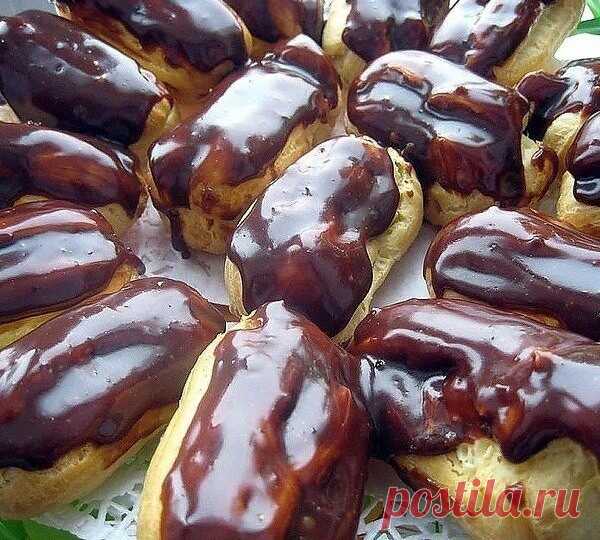 6 вкусных рецептов из заварного теста: 

1 Булочки из заварного теста с кремом
-----------------------------------------------------------

Понадобится по 
125 мл воды и молочка, 
150 г муки, 
100 г сливочного маслица, 
4 яйца, 
ванильный сахар, 
соль, 
белый сахар (по вкусу). 
 
В молоко влейте воду и добавьте ванильный сахар, соль. 
Поставьте на огонь и прогрейте. 
Добавьте белый сахарный песок. 
Когда смесь закипит, положите маслице. 
Потом постепенно введите муку. 
Раз...