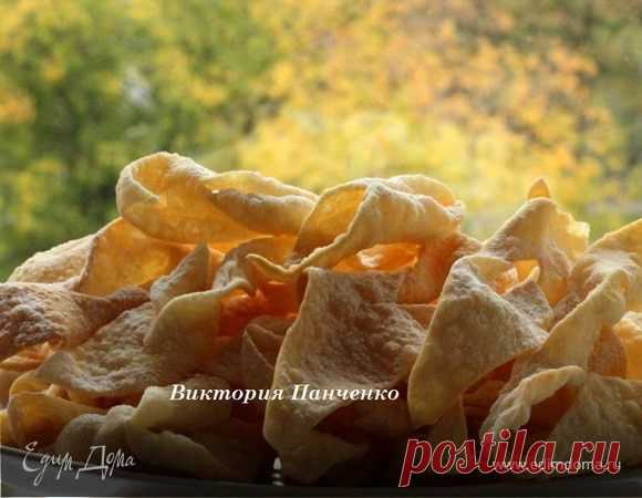 Хворост . Ингредиенты: яйца куриные, мука, водка