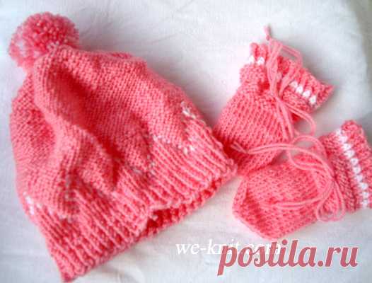 Шапочка и носочки для малыша, связанные спицами