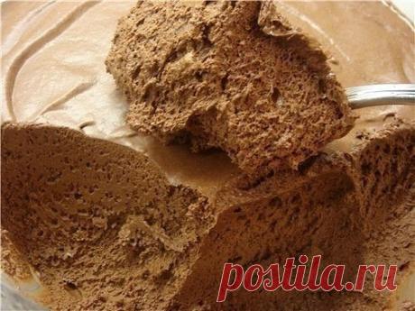 Шоколадный мусс на основе обезжиренного творога (100гр - около 140 ккал) 

Ингредиенты: 
- йогурт - 100г. 
- творог обезжиренный - 300г. 
- сахар - 3ст.л. 
- какао - 1,5ст.л. 
- желатин-15г. 

Приготовление: 
1. Йогурт, творог, сахар и какао взбить в блендере до однородного состояния. 
2. Желатин замочить в холодной воде на 10-15мин. 
3. Поставить кастрюлю с желатином на огонь, довести до кипения. 
4. Добавить желатин в шоколадный крем, тщательно перемешать. 
5. Миксером в...