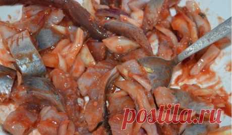 Не знаю, кто как, а я солю селедку в кетчупе. Так вкусно, что не оторваться: рецепт