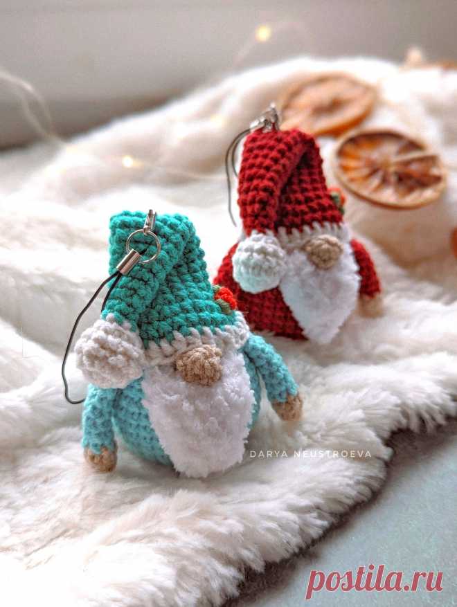 PDF Новогодний Гномик крючком. FREE crochet pattern; Аmigurumi doll patterns. Амигуруми схемы и описания на русском. Вязаные игрушки и поделки своими руками #amimore - гном к Новому году, маленький гномик из обычной пряжи, кукла, куколка, ёлочная игрушка, брелок.