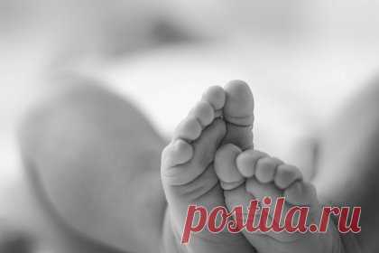 В Смоленске девушка до смерти избила трехмесячного сына из-за плача. В Смоленске двадцатилетняя девушка в состоянии алкогольного опьянения до смерти забила своего плачущего трехмесячного сына. Инцидент произошел во время телефонного разговора молодой матери с отцом ребенка. В какой-то момент малыш заплакал, что привело девушку в ярость, и она дважды ударила сына по лицу.