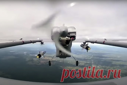 Бомбометание российского беспилотника попало на видео. На видео попало бомбометание российского беспилотника «Форпост-Р». БПЛА провел атаку наземной цели двумя малогабаритными боеприпасами. Модернизированный беспилотник является развитием лицензионной копии израильского БПЛА Searcher. «Форпост-Р» может нести до 120 килограммов полезной нагрузки.