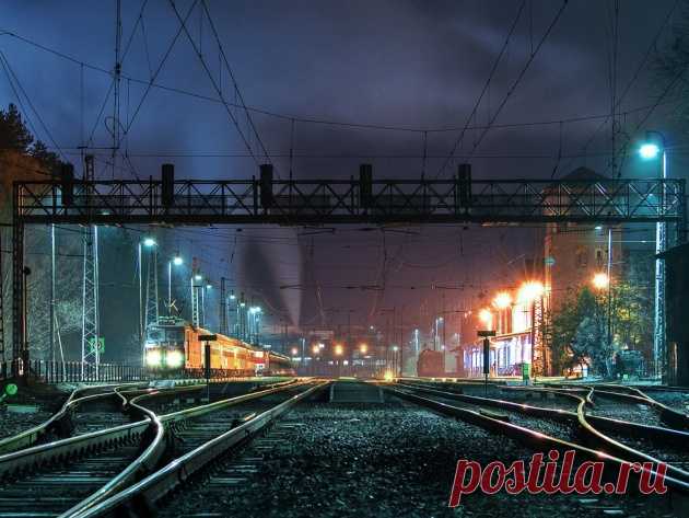 Поезд на рельсах ночью