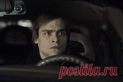 Сын Михаила Ефремова выпал из окна квартиры в Москве. Сын российского актера Михаила Ефремова Николай выпал из окна своей квартиры в Москве. Инцидент произошел в квартире на Пролетарском проспекте. Молодой человек был доставлен в реанимацию с тяжелой сочетанной травмой. По словам 31-летнего актера, падение было случайным.