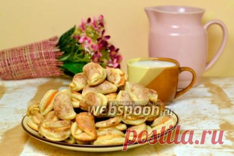 Печенье из яблок «Пельмени» 
Появились первые местные яблоки, пока ещё мелкие, но уже ароматные и сладкие. Яблочная выпечка так и просится на стол. Кажется, что ещё нового можно придумать? Однако оригинальные рецепты продолжают появляться.  
Мне очень понравилась идея Юлии Лебы по приготовлению печенья с целыми дольками яблок. В этом печенье для меня было притягательно всё: и песочное тесто, и яблочки, и моя любимая корица! 
Из-за потребности срочно утилизировать излишки ...