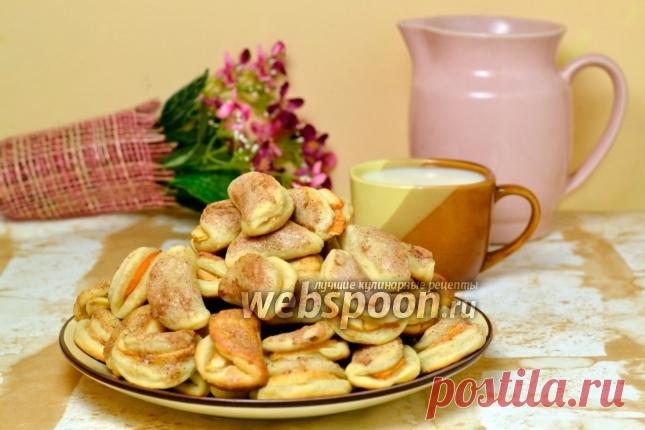 Печенье из яблок «Пельмени» 
Появились первые местные яблоки, пока ещё мелкие, но уже ароматные и сладкие. Яблочная выпечка так и просится на стол. Кажется, что ещё нового можно придумать? Однако оригинальные рецепты продолжают появляться.  
Мне очень понравилась идея Юлии Лебы по приготовлению печенья с целыми дольками яблок. В этом печенье для меня было притягательно всё: и песочное тесто, и яблочки, и моя любимая корица! 
Из-за потребности срочно утилизировать излишки ...