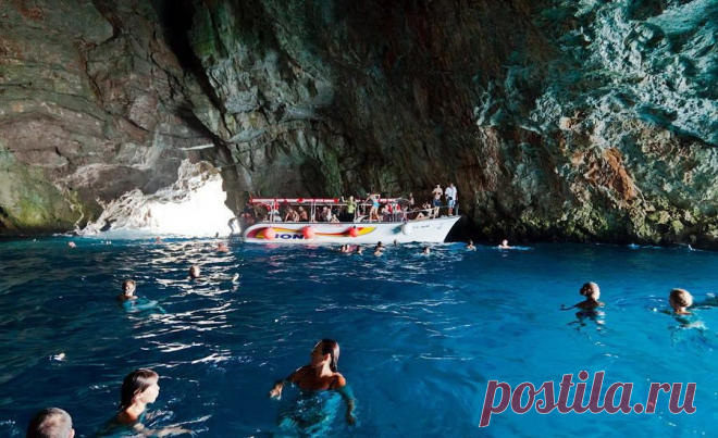 (4) This is Montenegro
Time for swimming
Some who have a heightened sense of the artistic describe swimming in the cave as "descent into the blue" because of the amazing combination of blue sea and the various shade of blue on the walls of the cave caused by the refraction of light.
