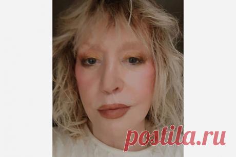 Внешность Пугачевой на новом фото стала предметом обсуждений в сети. Российская певица Алла Пугачева поделилась новой фотографией и вызвала споры в соцсети. 72-летняя знаменитость опубликовала селфи, на котором крупным планом изображено ее лицо с ярким макияжем: золотыми тенями и помадой нюдового оттенка. Публикация Пугачевой стала предметом бурных обсуждений в комментариях.