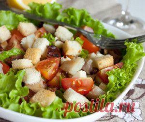 Салат с помидорами черри, курицей, сухариками