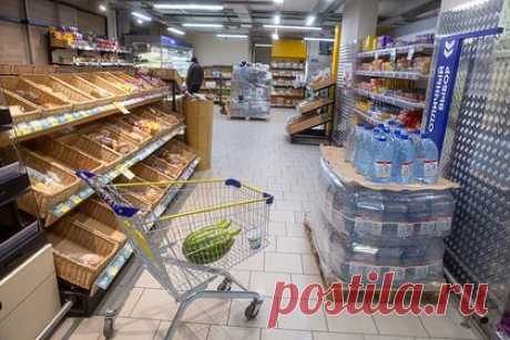 В России предложили помогать пенсионерам за счет почти просроченных продуктов. Попытки повысить уровень жизни пожилых людей не должны сосредоточиваться в области индексации пенсий, необходимы альтернативные меры поддержки, например, введение в магазинах специальных полок с товарами с истекающим сроком годности. К такому выводу пришли сотрудники Финансового университета при правительстве.