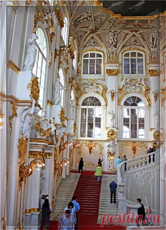 Иорданская лестница – главная парадная лестница в Зимнем дворце. Она представляет собой обширное парадное помещение высотой в 22 метра. Послы иностранных государств поднимались по этой лестнице в парадные залы для аудиенций, поэтому сначала она называлась Посольской. По ней царская семья в праздник Крещения спускалась к Иордане – специальной проруби в замершей Неве, где проводился обряд водосвятия.