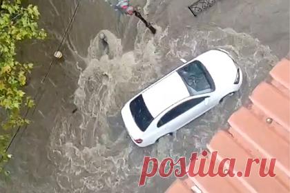 Затопленные улицы российского города показали на видео. Мощный ливень обрушился в четверг, 18 августа, на Ялту. По данным крымского гидрометцентра, за несколько часов выпало две месячные нормы осадков — 94 миллиметра. Очень сильные дожди также прошли в Симферопольском районе по трассе на Южный берег Крыма, в Раздольненском, Нижнегорском и Черноморском районах.