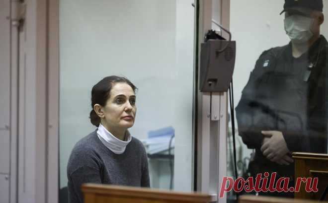 Калининградским врачам дали по 9 и 9,5 лет по делу о смерти младенца. Следствие утверждает, что замглавврача Елена Белая поручила анестезиологу Элине Сушкевич ввести недоношенному младенцу сульфат магния, чтобы не портить показатели роддома. В 2020 год врачей оправдали, но потом приговор отменили
