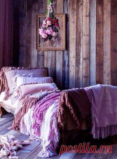 ПОДВЕСНОЕ КРЕСЛО В ТЕХНИКЕ МАКРАМЕ 1. Теперь мы рассмотрим оригинальную конструкцию из двух обручей, оплетенных шнуром в стиле макраме. Для нее потребуются следующие материалы: Два обруча из металлопластиковой трубы сечением 35 мм. Обруч для спинки диаметром 110 см , обруч для сиденья – 70 см. 900 м полиамидного шнура толщиной 4 мм. Спрашивайте шнур с полипропиленовым сердечником, создающим при вязке плотные узлы. Стропы — 12 м. 2 толстых шнура для скрепления обоих колец. Что касается размеров…