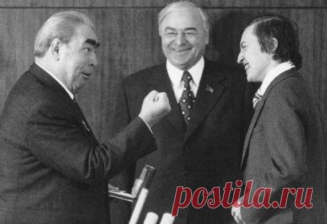 Леонид Брежнев награждает шахматиста Анатолия Евгеньевича Кар / История цивилизаций!